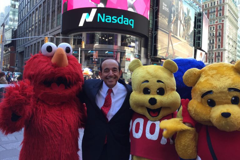 Teo_with_mascots